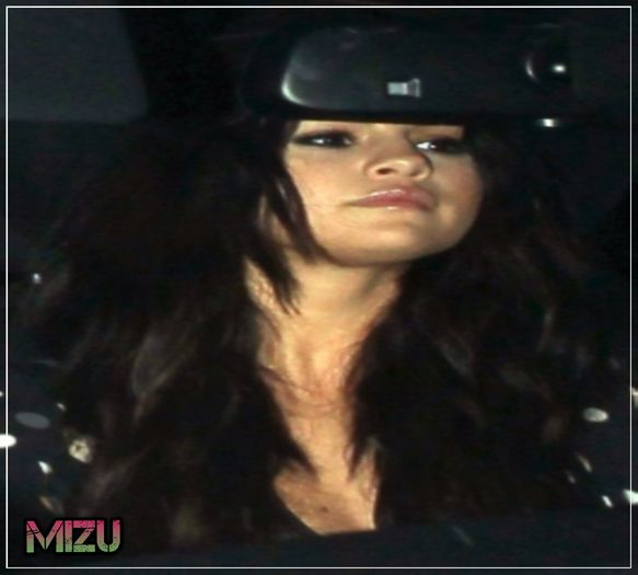  - x - SG - 23-06 - Saindo de um estudio LA - Selena Marie Gomez