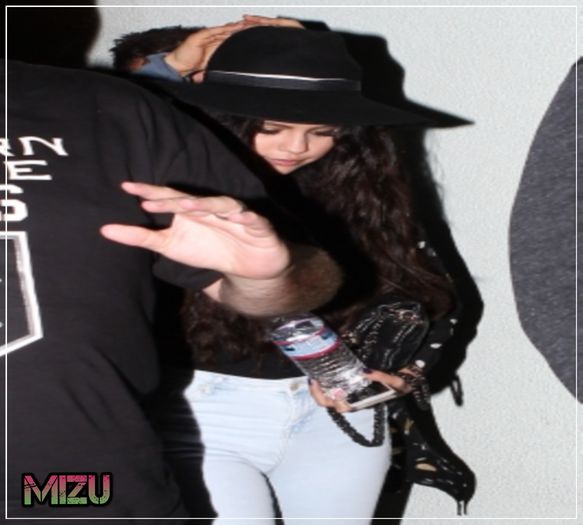  - x - SG - 23-06 - Saindo de um estudio LA - Selena Marie Gomez