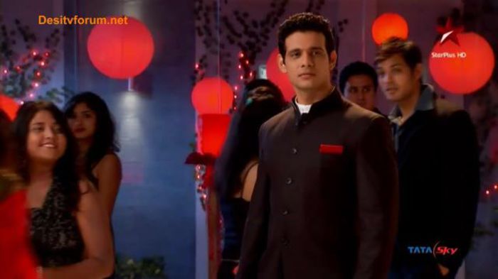 Pai ploua foarte tare si pana la aeroport are de mers mult..In plus nu se stie cine este pe strada