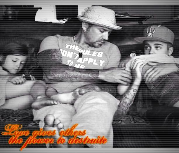 ;; [ i.g. Damn , eu spre sa nu ; zambeste] Si eu .