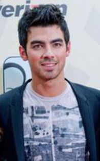 92835558_MUKJVGO - joe jonas