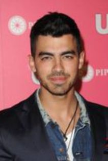 92835562_QFVQQWZ3 - joe jonas