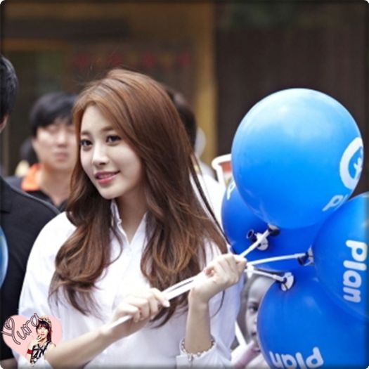 |*| Mmm. |se uită pe jos| De ce ai ales să te muţi acolo? :-? ..