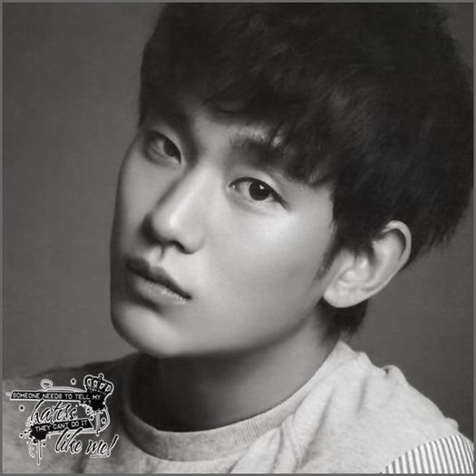 Sh. [se aseaza pe o banca; o trage la el in brate] ..Doar sunt actor. :))