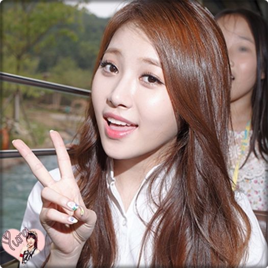 |*|-|se uită la el *mă rog, la păr.. deoarece capul lui e pe umărul ei T_T*; râde|