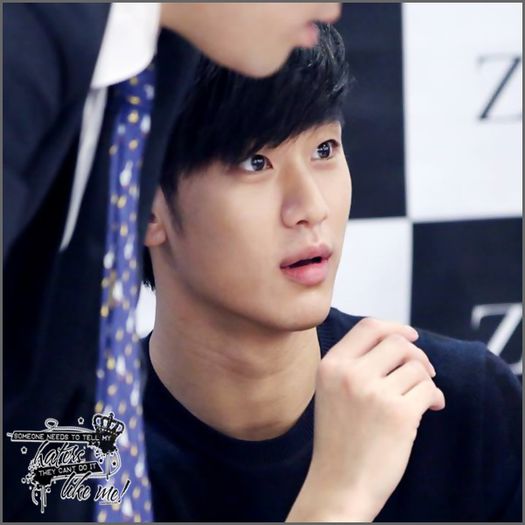 Sh. :)) [ii da drumul; o intoarce cu fata la el - te prinzi tu. =))] ..Eu sunt mai special. :)