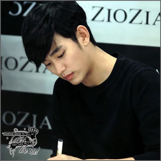 Sh. [se uita la ea; o ia de dupa gat] ..Nu vreau. :)