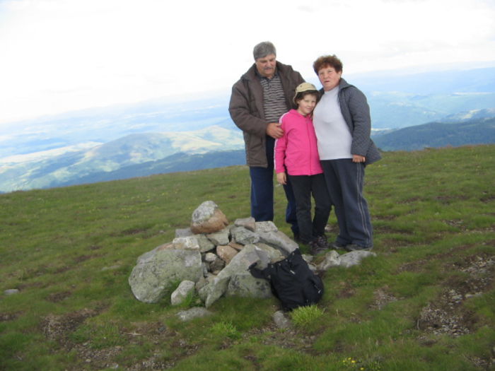 IMG_0109; Vârful Vlădeasa 1836m.Un moment de dezamăgire văzând acest morman de pietre ce reprezintă unul din vârfurile importante ale apusenilor. Unde ne sunt iubitorii şi protectorii apusenilor?
