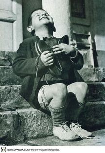 o pereche de bocanci in razboi; in Austria,un copil se bucura ca a primit bocanci noi,in timpul razboiul al 2-lea
