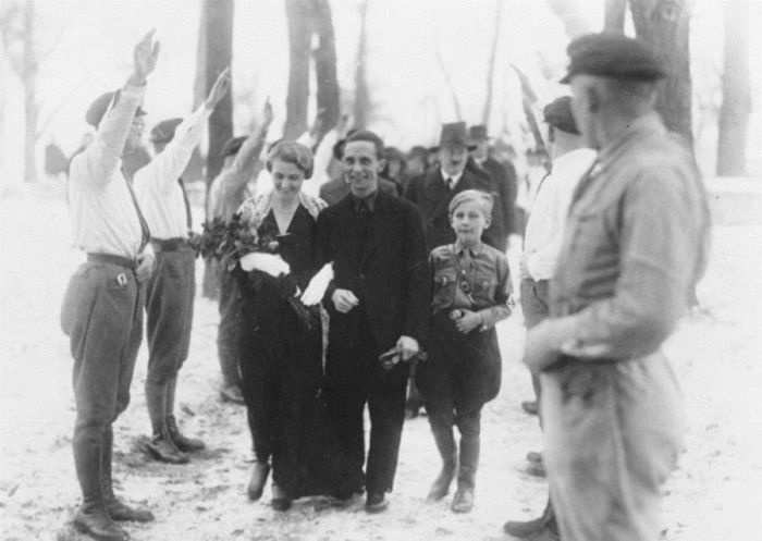 Nunta lui Joseph Goebbels; In spate Hitler ,cavaler de_onoare 1931
