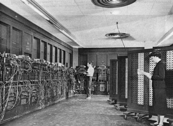 Primul computer construit-ENIAC; ENIAC,a fost primul Computer construit vreodata;a fost realizat in SUA(Electronic_Numerical_Integrator_and_Computer)
