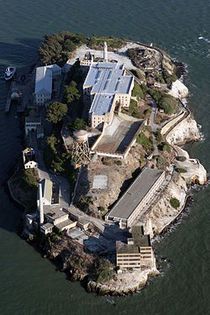 insula Alcatraz (ins.Pelicanilor); este formata din gresie;cumparata de lordul Fermont,de la mexicani in 1847.in 1933 este definitiv proclamata inchisoare federala
