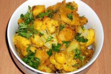 Mancare indiana de cartofi si conopida - Bucatarie