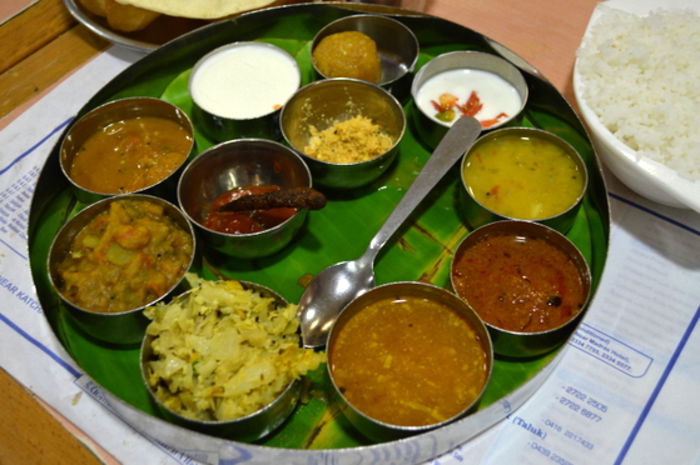 thali; Contine: Orez simplu,papad (lipie crocanta),dal ( linte),mai multe specialitati de legume,iaurt,extra chilli si desert.
