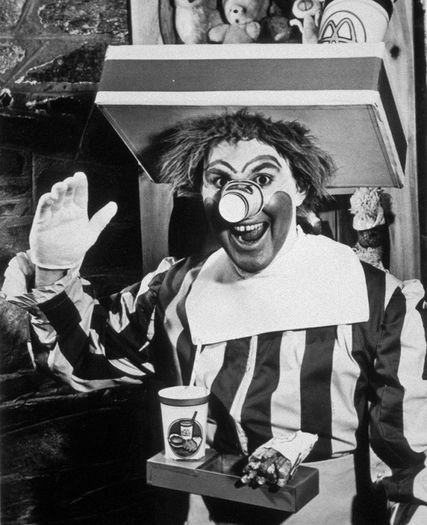 Originalul Ronald McDonald 1963; imaginea de astazi a restaurantelor McDonald`s
