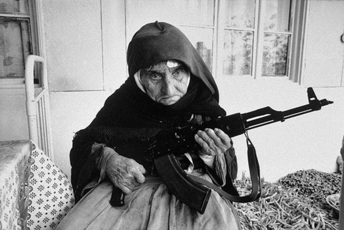1990-Armenia; femeia armenca de 106,isi apara casa ei din apropierea Nagarno-Karabakh, un teritoriu din Azerbaijan pretins de catre armeni.
