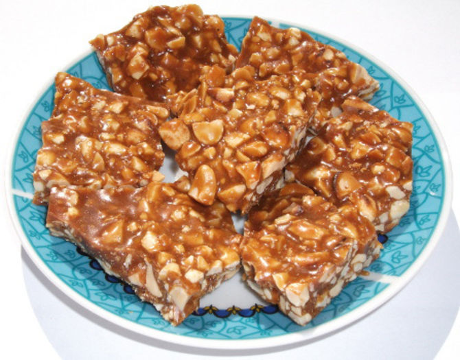 Peanut Chikki (Crocantzele dulci cu Arahide)