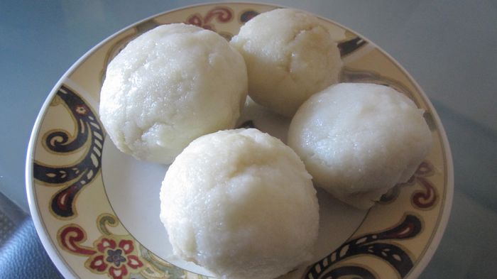 Suji Manda Pitha (Bile dulci cu nuca de cocos)