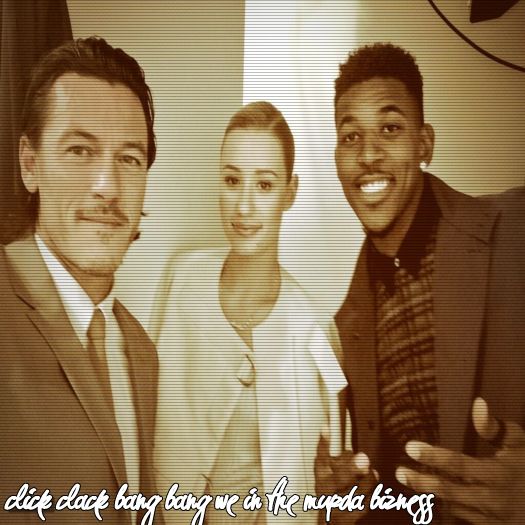 ♡ cσνєη ♡ *se aruncă în piscină și înoată pe acolo*