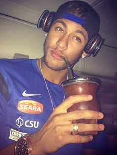 ɳҽყɱαɾ | *da pe gat un pahar si incepe sa danseze pe`acolo*