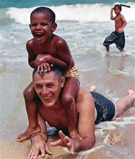 barack obama 1965; impreuna cu tatal lui,la plaja
