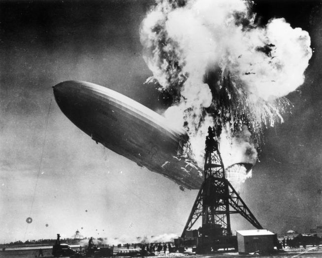 1937-Hindenburg(cel mai mare dirijabil); Zepelinul Hindenburg,uriasa aeronava cu hidrogen,nazista,lunga de 250m,in timp ce ancora la New Jersey,dupa a21a traversare a Antlanticului a luat foc;30 din cei 90 de pasageri au murit
