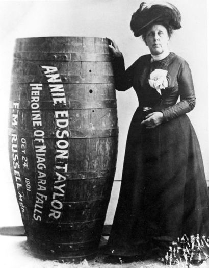 Annie Edison Taylor -1901; Annie Edison Taylor este prima persoana care s-a aruncat in cascada Niagara intr-un butoi, in 1901, si care a supravietuit.
