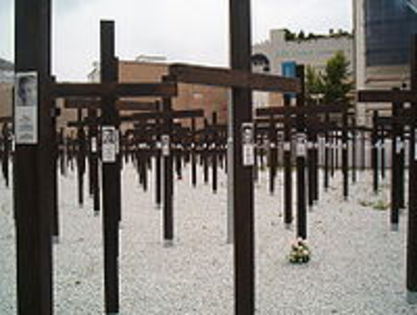 Memorial Zidul Berlinului-2004; Format din doar 1000 de cruci ale celor ce au incercat sa fuga in Berlinul de Vest,peste Zid
