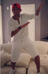 ɳҽყɱαɾ | Putem sa dansam hula hula *incepe sa danseze ip* ; *o coboara pe Katic si cad CL; cateva nuci de cocos*
