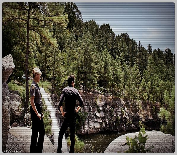 #► |merge vro 15 minute batandu`se cu toate frunzele care ii vin in fata si ajunge [cl; la o cascada;;se uita la ea fascinat|
