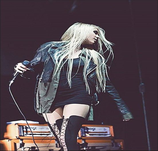 ♡❧`⇒.;  -se uită cu ochi mari și se bâlbâie- să nu te apropii cu aia de mine =))) #Tyler.ADAM ȘI EVA