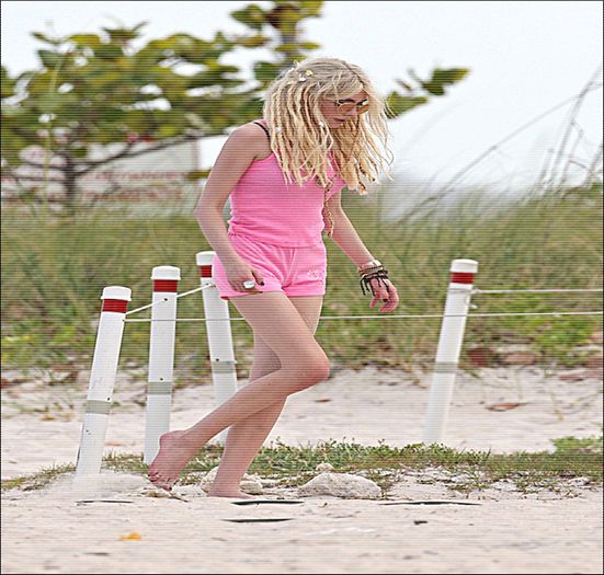 ♡❧`⇒.; -se ridică și pleacă unde o duce capu =))))-.
