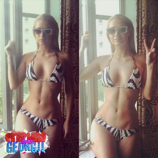 ♡ cσνєη ♡ te pricepi :)))) *îl stropește* #neymar ; *prinde câțiva pești și-i duce pe nisip*