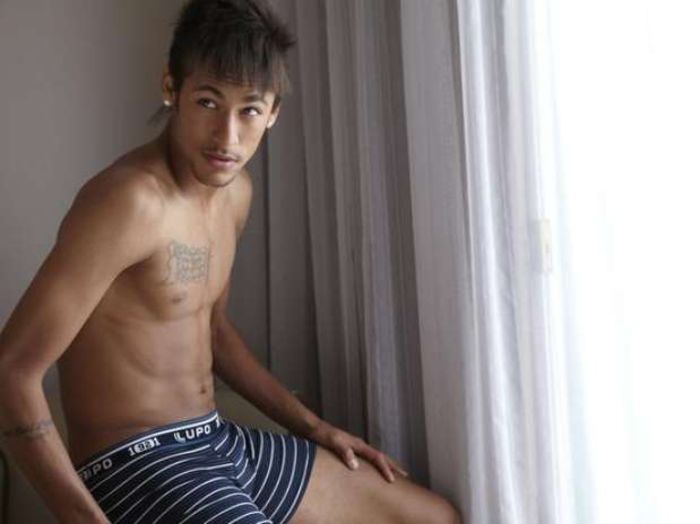 ɳҽყɱαɾ | ce chef am de un fotbal,ofof ce veata :( . *ia o nuca de cocos si incepe sa se joace cu ea*