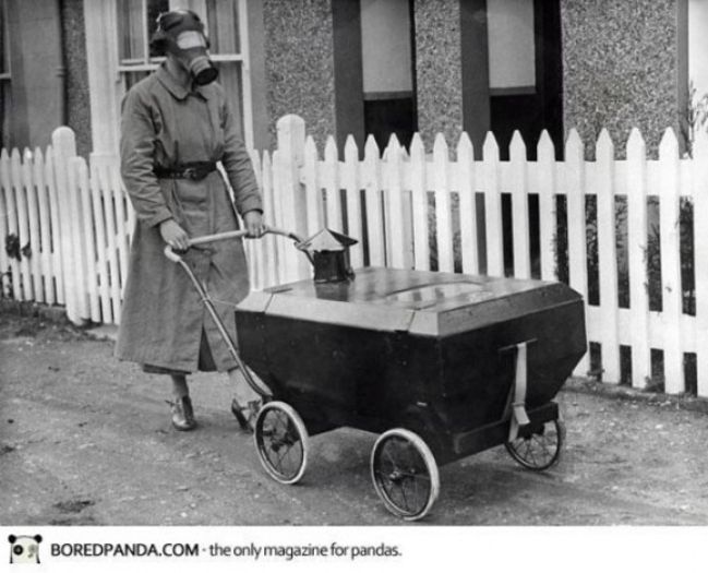 plimbari in bombardamente1942; carucior in care mamele isi plimbau copii,in Londra,in timpul bombardamentelor din al 2lea razboi mondial
