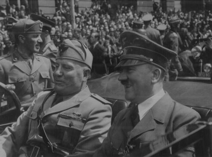 Hitler si Mussolini-Munchen 1940; AXA Roma-Berlin-Tokyo a fost formata din Germania nazista,Italia fascista si Imperiul japonez
