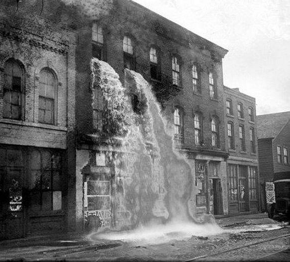 Prohibitia1939-Detroit(SUA); alcool varsat pe geam,dupa ce a fost descoperit la un raid al politiei,intr-o distilerie ilegala
