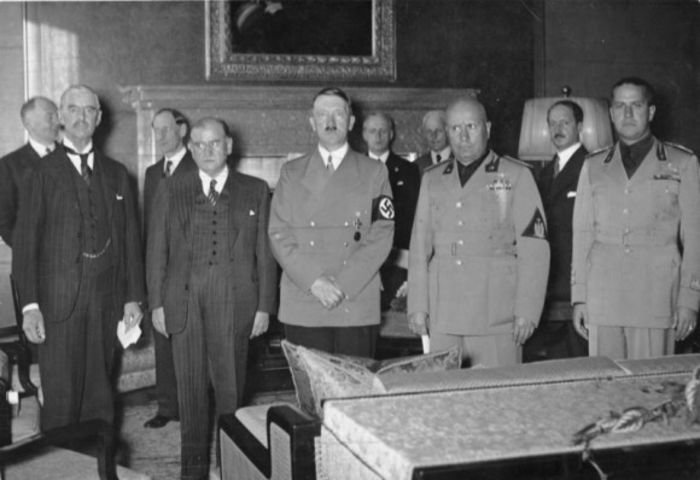 Acordul de la Munchen-1938; a fost semnat pe 29.9.1938 de catre premierul britanic Neville Chamberlain, premierul francez Edouard Daladier, Fuhrerul Germaniei Adolf Hitler si Ducele Italiei Benito Mussolini.
