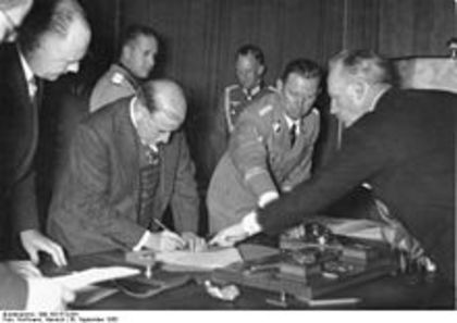 Acordul de la Munchen; prin acesta Cehoslovacia era silita sa cedeze germaniei,teritoriile locuite de germani;a fost primul pas spre al2lea razboi;granitele ro nu au mai avut nici o garantie
