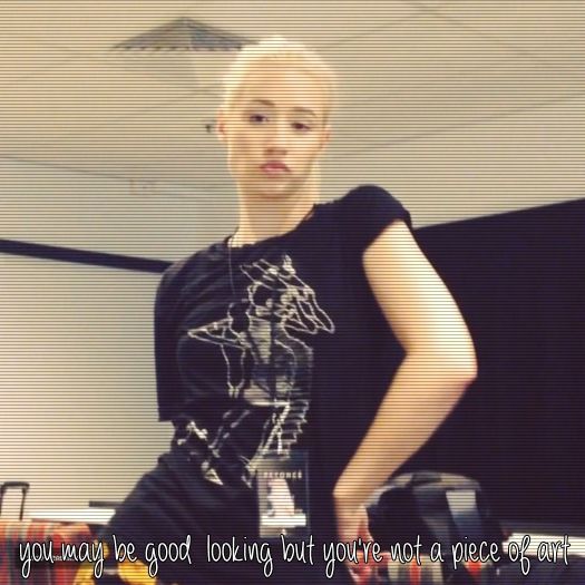 ♡ cσνєη ♡ *vine cu o caracatiță mică și le-o arată* vă place? :))))