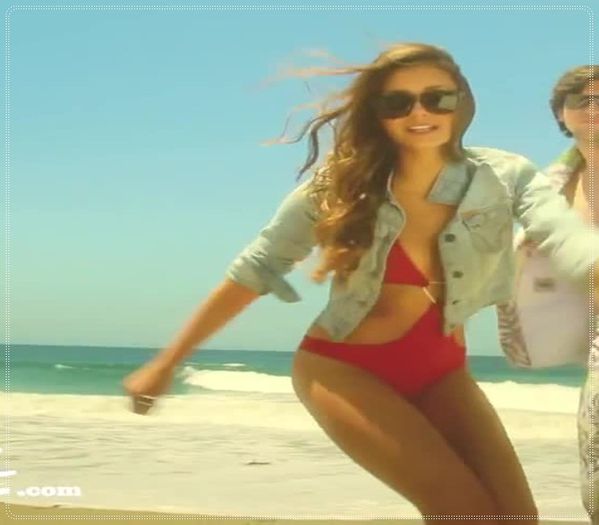 》*merge spre padure idem poza tinand picioarele asa* Boon, uite copac=))))))