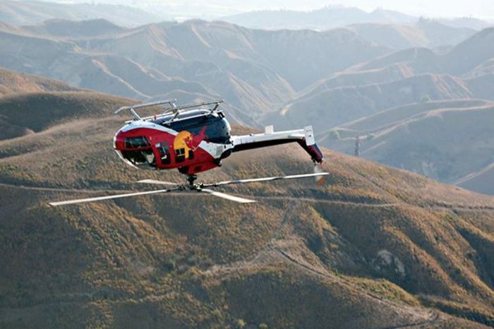 BO-105 CB; este singurul elicopter ce poate executa manevre si acrobatii la fel ca un avion
