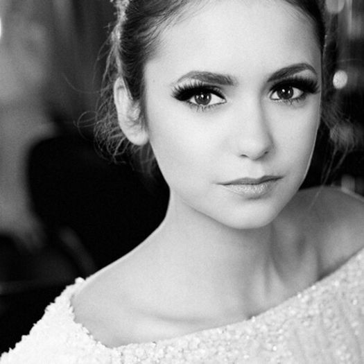 Nina Dobrev: 9 - Este foarte frumoasa si o actita talentata.