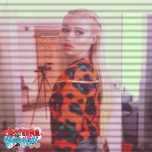 ♡ cσνєη ♡ *înoată tot mai la fund și găsește un cufăr*