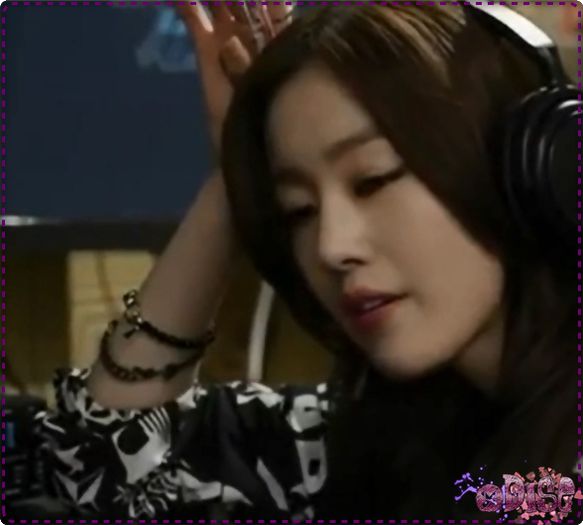 » |se intinde pe canapea| E intuneric..:-s.. (:| Cred ca Ji-soo deja s`a culcat..(:|