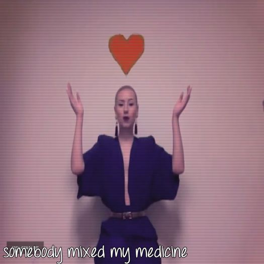 ♡ cσνєη ♡ *sare dintr-un copac în fața lui*