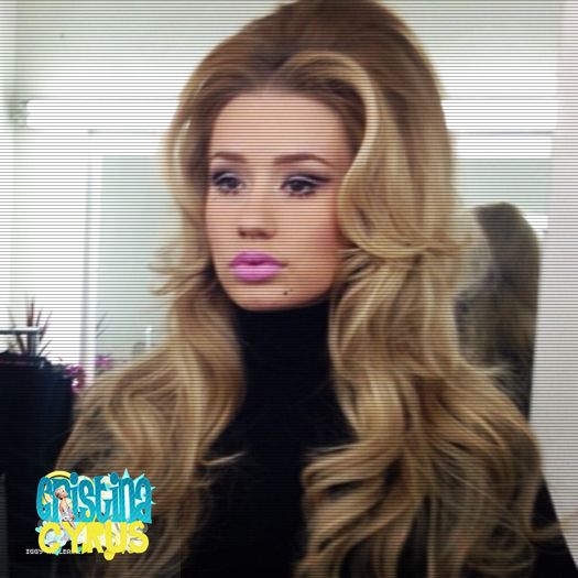 ♡ cσνєη ♡ *se pune pe jos, le împletește* o floroniță :)) *după ce e gata i-o pune pe cap*