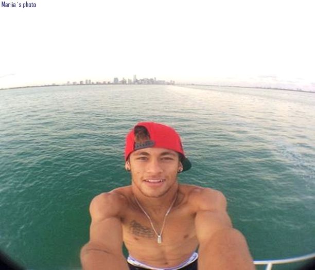 ɳҽყɱαɾ | *se plimba pe plaja uitandu-se la mare* [ NEYMAAARR :(( ]