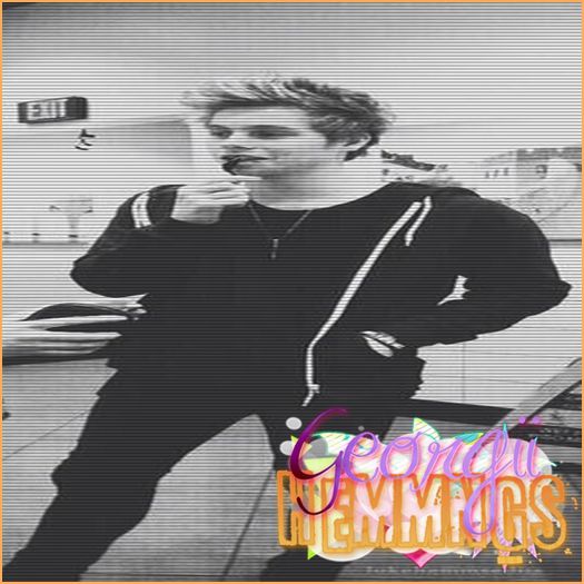 ♡̶S̶α̶ɗ̶ι̶ѕ̶т̶ι̶c̶Ɲ̶ι̶g̶н̶т ; #se pune pe un scaun și se uită la ei.