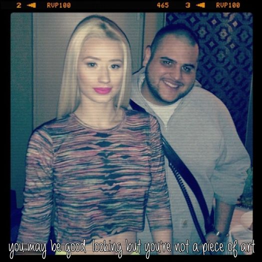 ♡ cσνєη ♡ pentru că n-am ce face + *îi dă o banană*